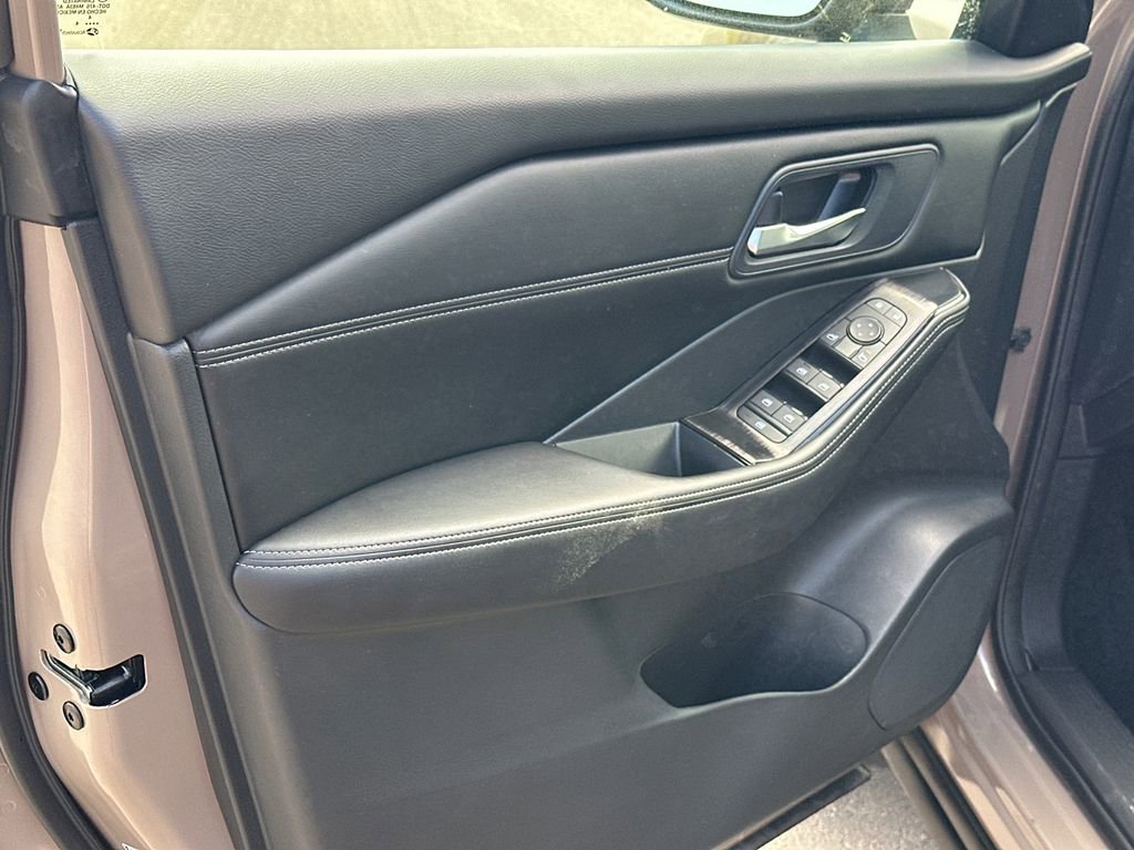 Used 2024 Nissan Rogue SV w/ SV Premium Package image 9