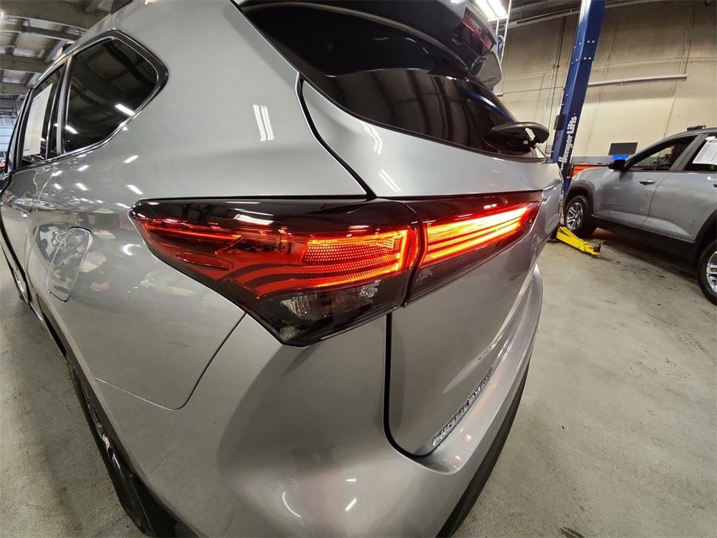 Used 2023 Toyota Highlander XLE image 30