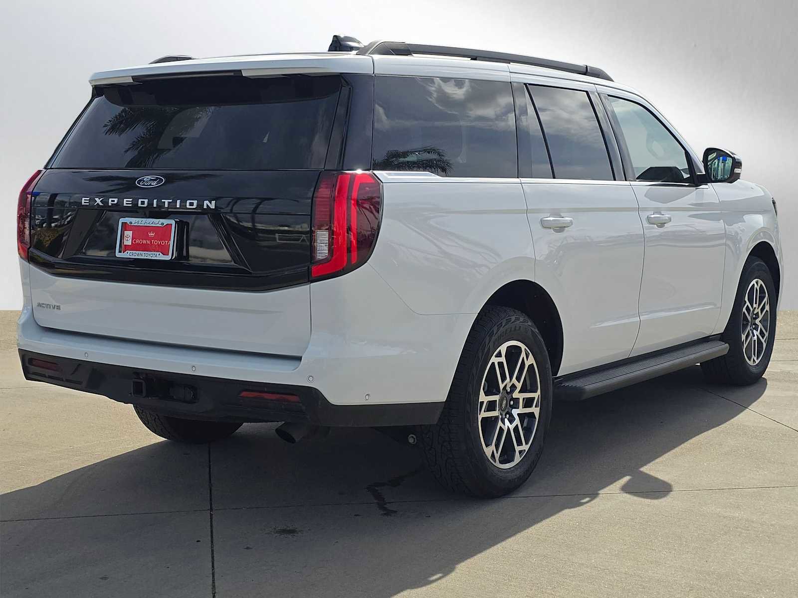 Used 2025 Ford Expedition Active AWD/4WD image 3