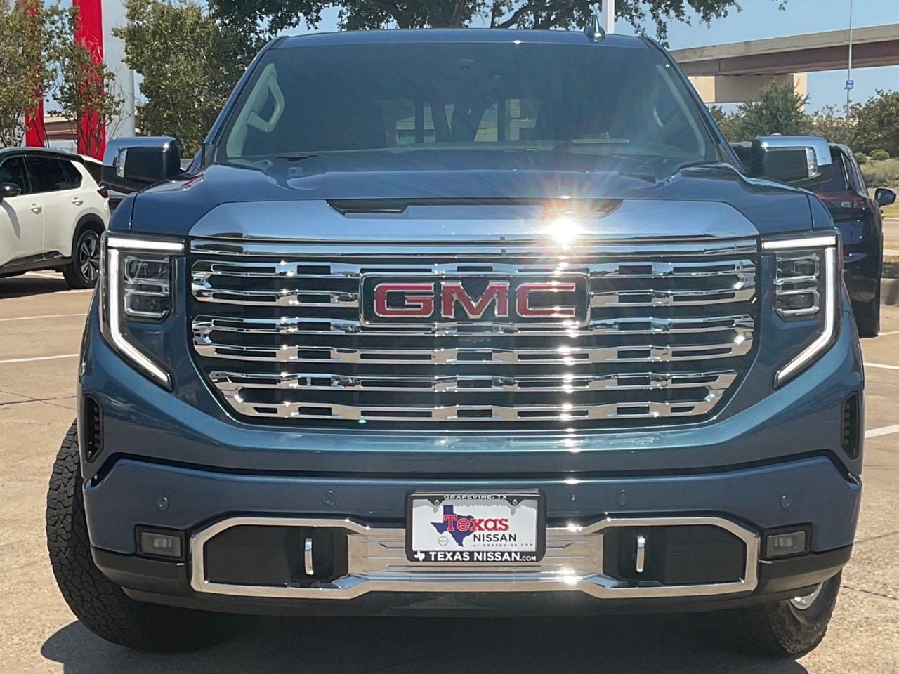 Used 2025 GMC Sierra 1500 Denali w/ Technology Package AWD/4WD image 2
