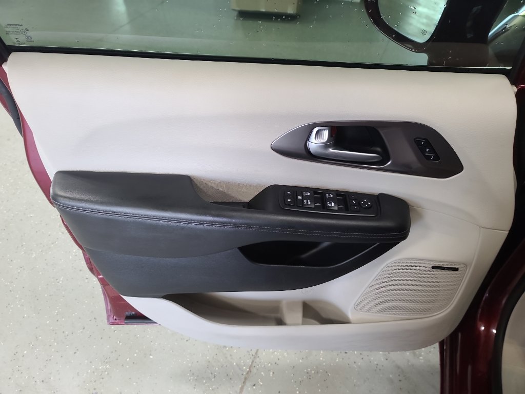 Used 2017 Chrysler Pacifica Limited FWD image 9