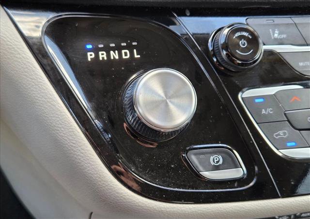 Used 2023 Chrysler Pacifica Touring-L FWD image 13