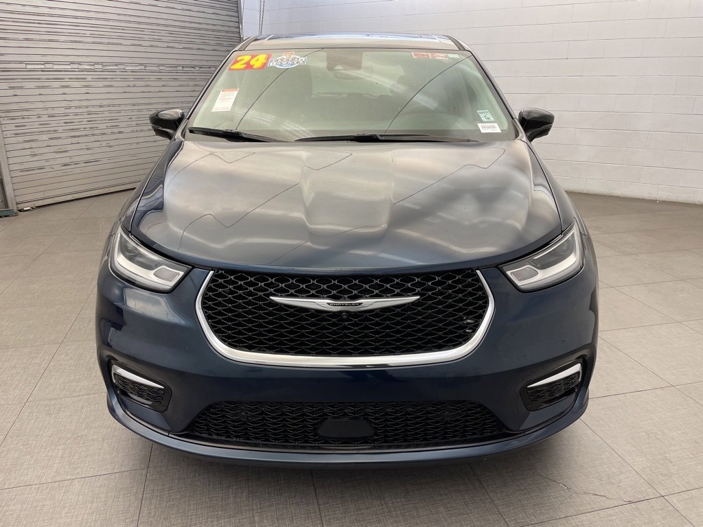 Certified 2024 Chrysler Pacifica Limited image 10