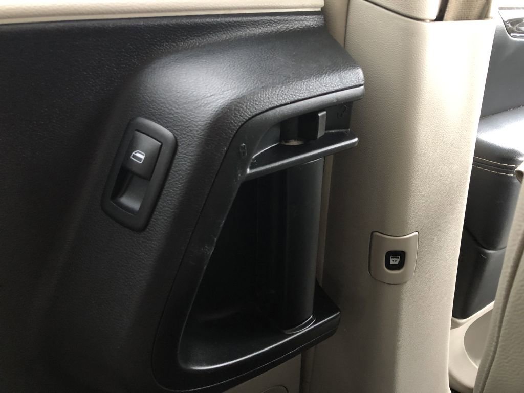 Used 2014 Chrysler Town & Country Touring image 11