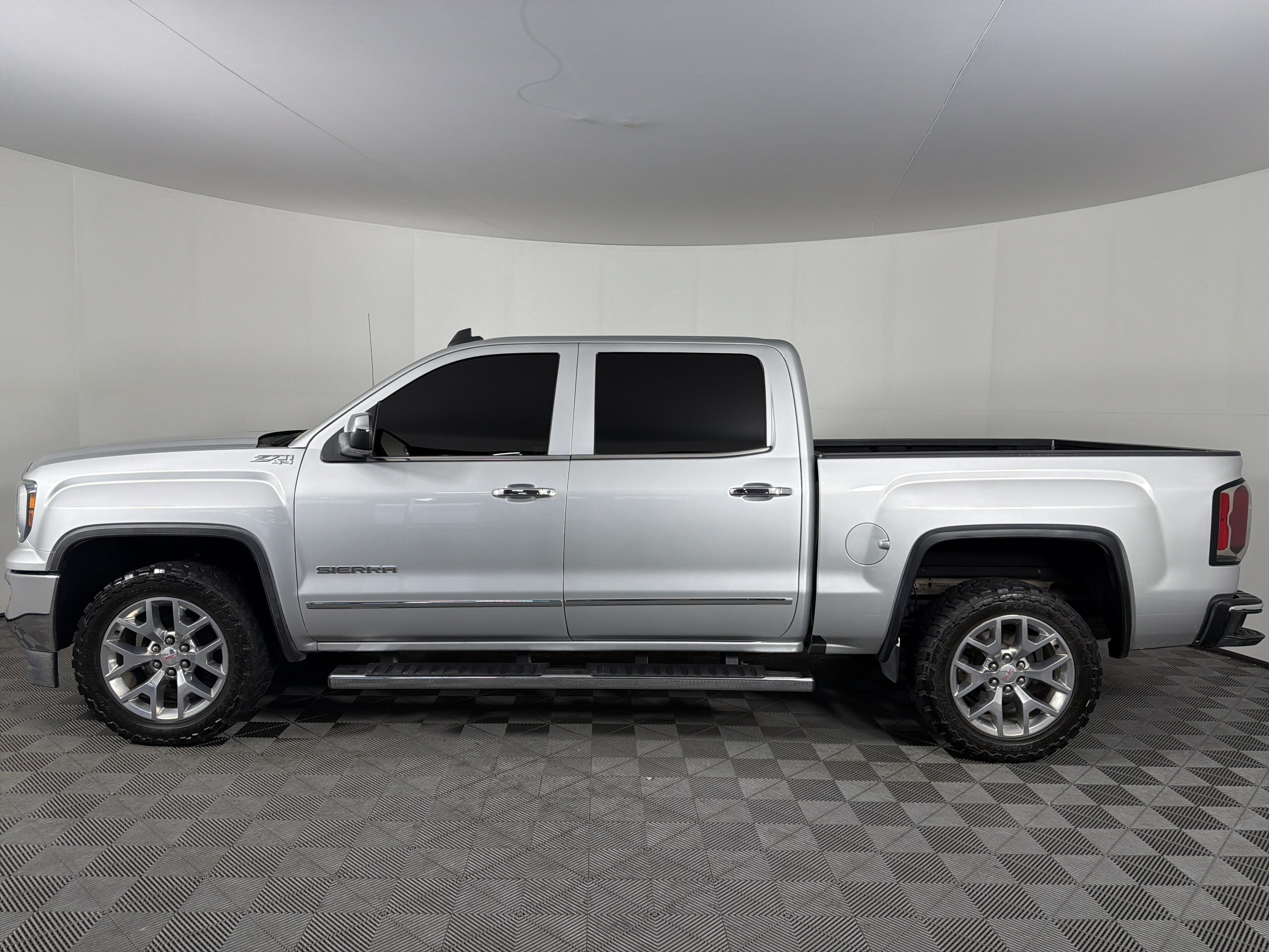 Used 2018 GMC Sierra 1500 SLT w/ SLT Premium Package AWD/4WD image 4