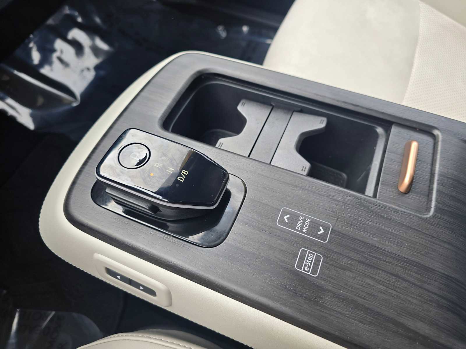 Used 2024 Nissan Ariya FWD image 31