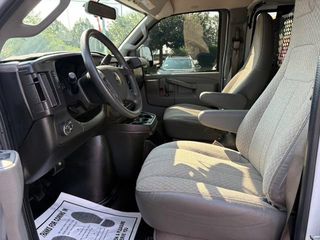 Used 2018 Chevrolet Express 3500 w/ Driver Convenience Package RWD image 12