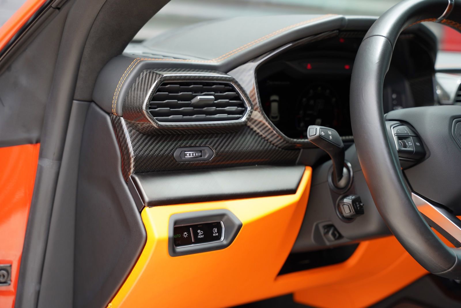 Used 2022 Lamborghini Urus AWD/4WD image 22