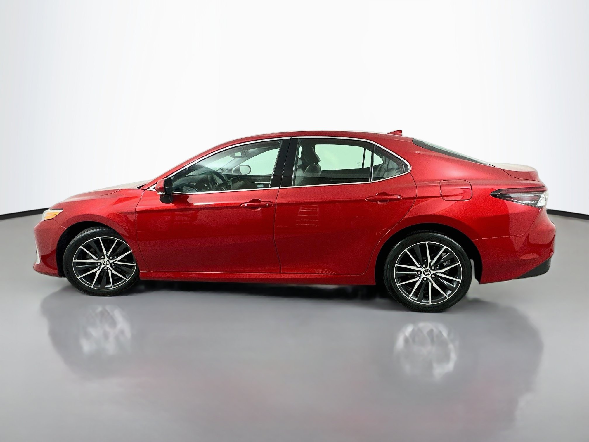 Used 2023 Toyota Camry XLE w/ Navigation Package AWD/4WD image 4