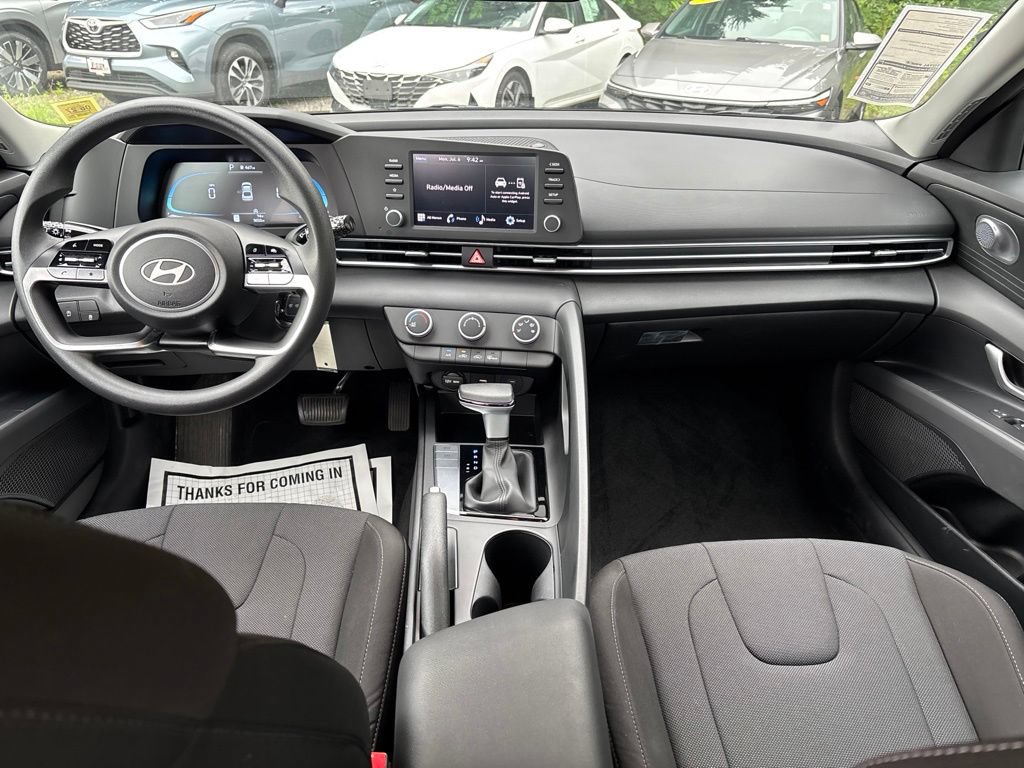 Used 2025 Hyundai Elantra SE FWD image 27