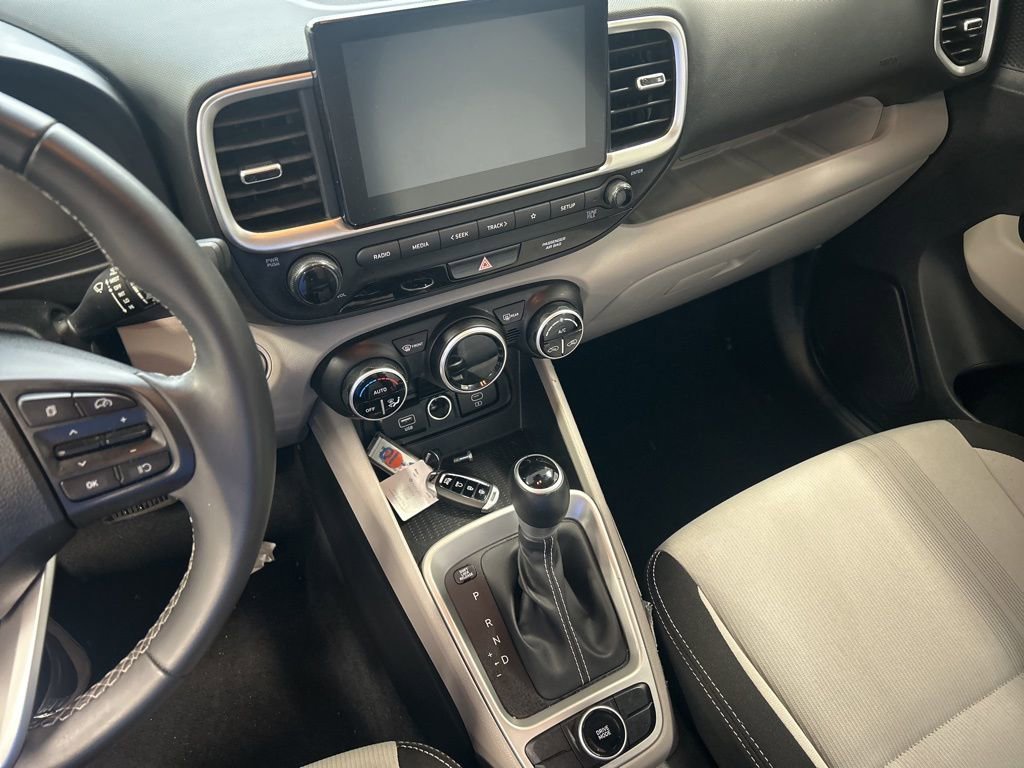 Certified 2025 Hyundai Venue SEL FWD image 4