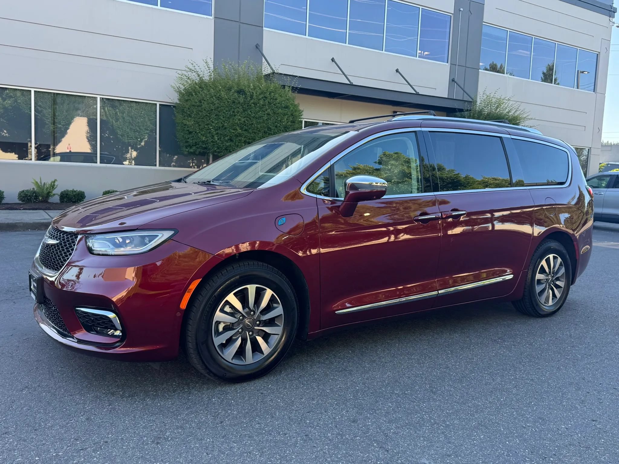 Used 2021 Chrysler Pacifica Limited w/ Premium & Safety Sphere Group FWD image 5