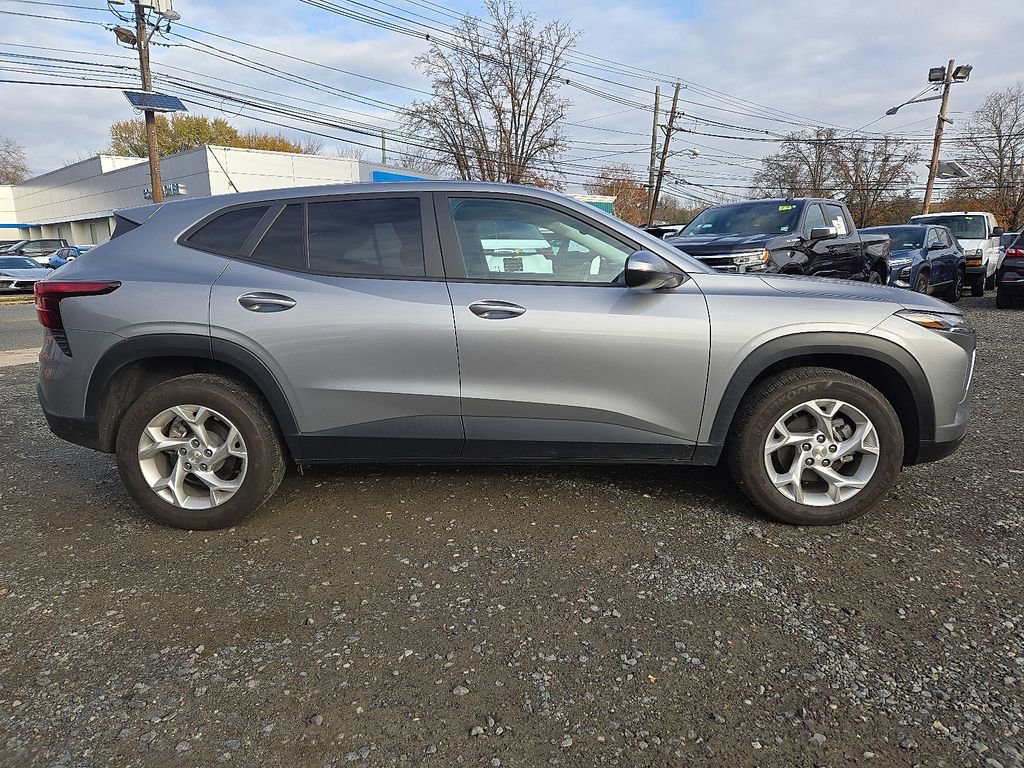 Used 2024 Chevrolet Trax LS w/ LS Convenience Package image 8