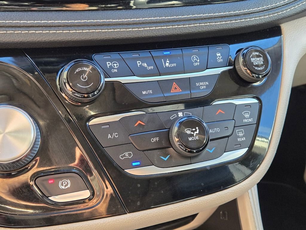 Used 2022 Chrysler Pacifica Limited FWD image 28