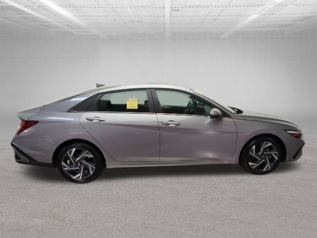 Used 2025 Hyundai Elantra SEL FWD image 10
