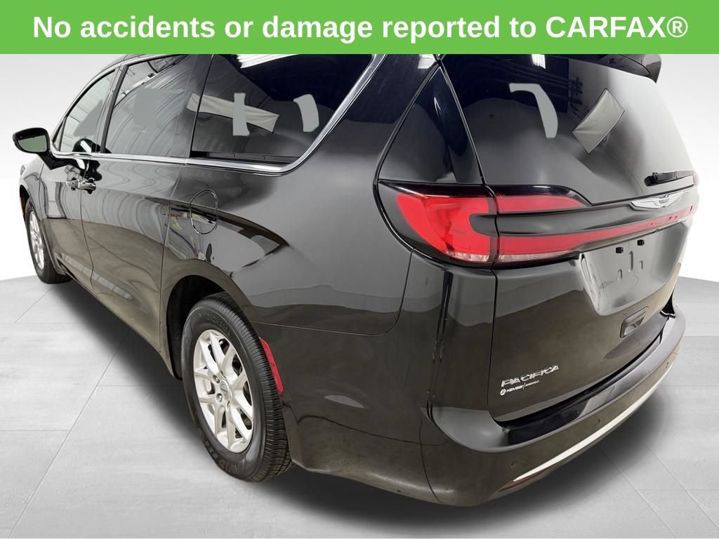 Used 2025 Chrysler Pacifica Select FWD image 3
