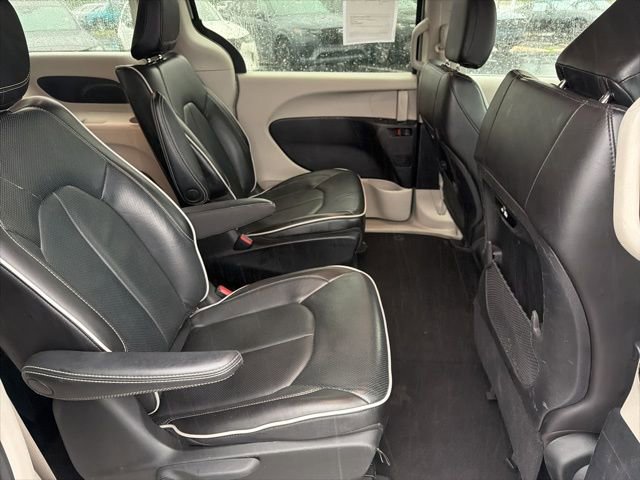 Used 2023 Chrysler Pacifica Touring-L FWD image 31