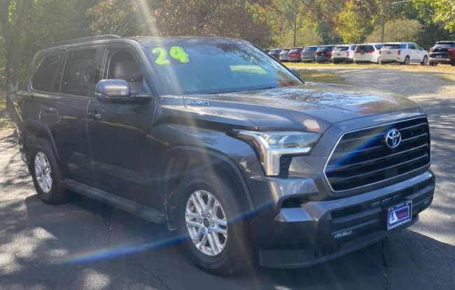 Used 2024 Toyota Sequoia SR5 w/ SR5 Premium Package AWD/4WD image 5
