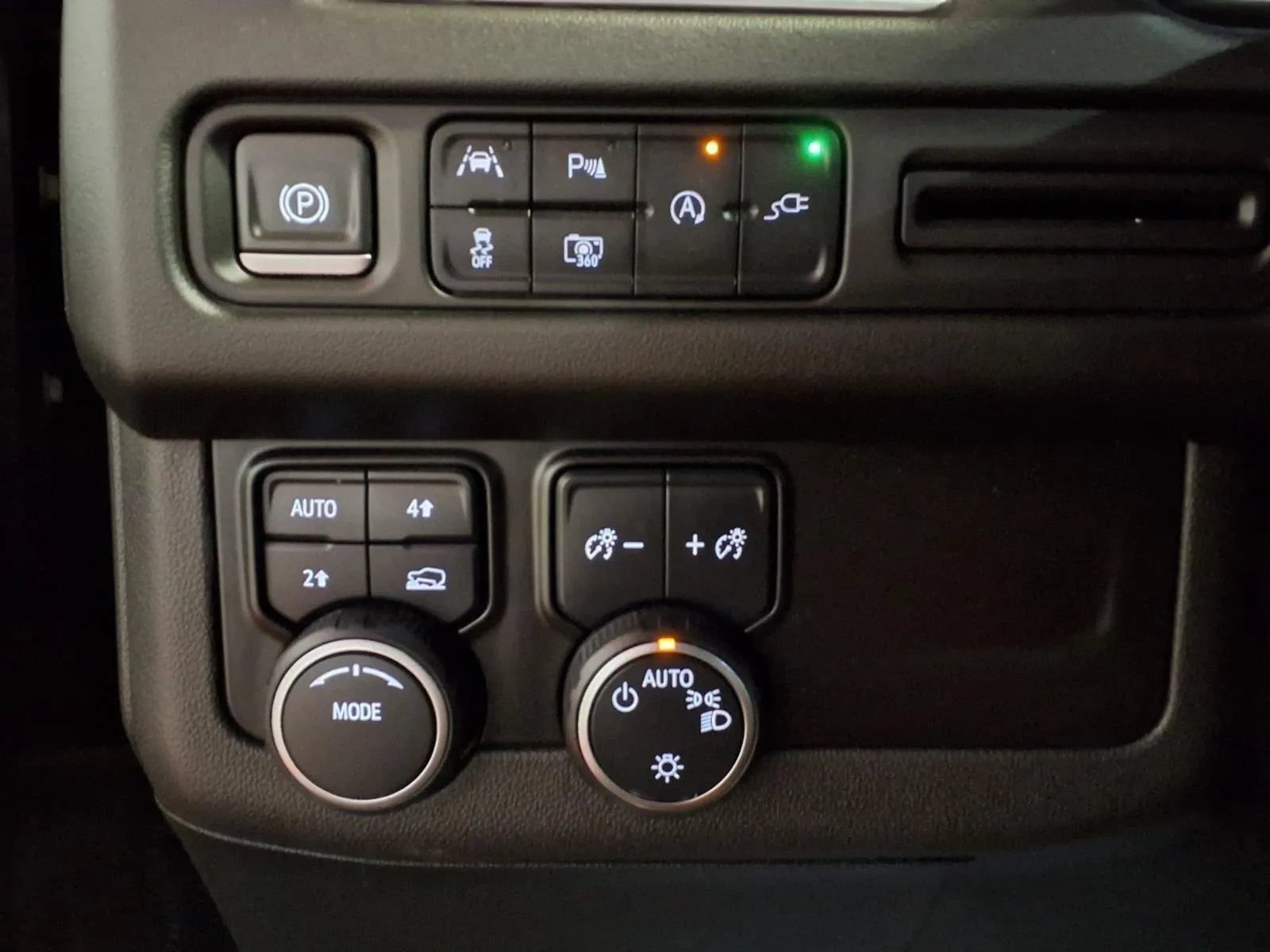 Used 2022 Chevrolet Suburban RST w/ Sport Performance Package AWD/4WD image 23