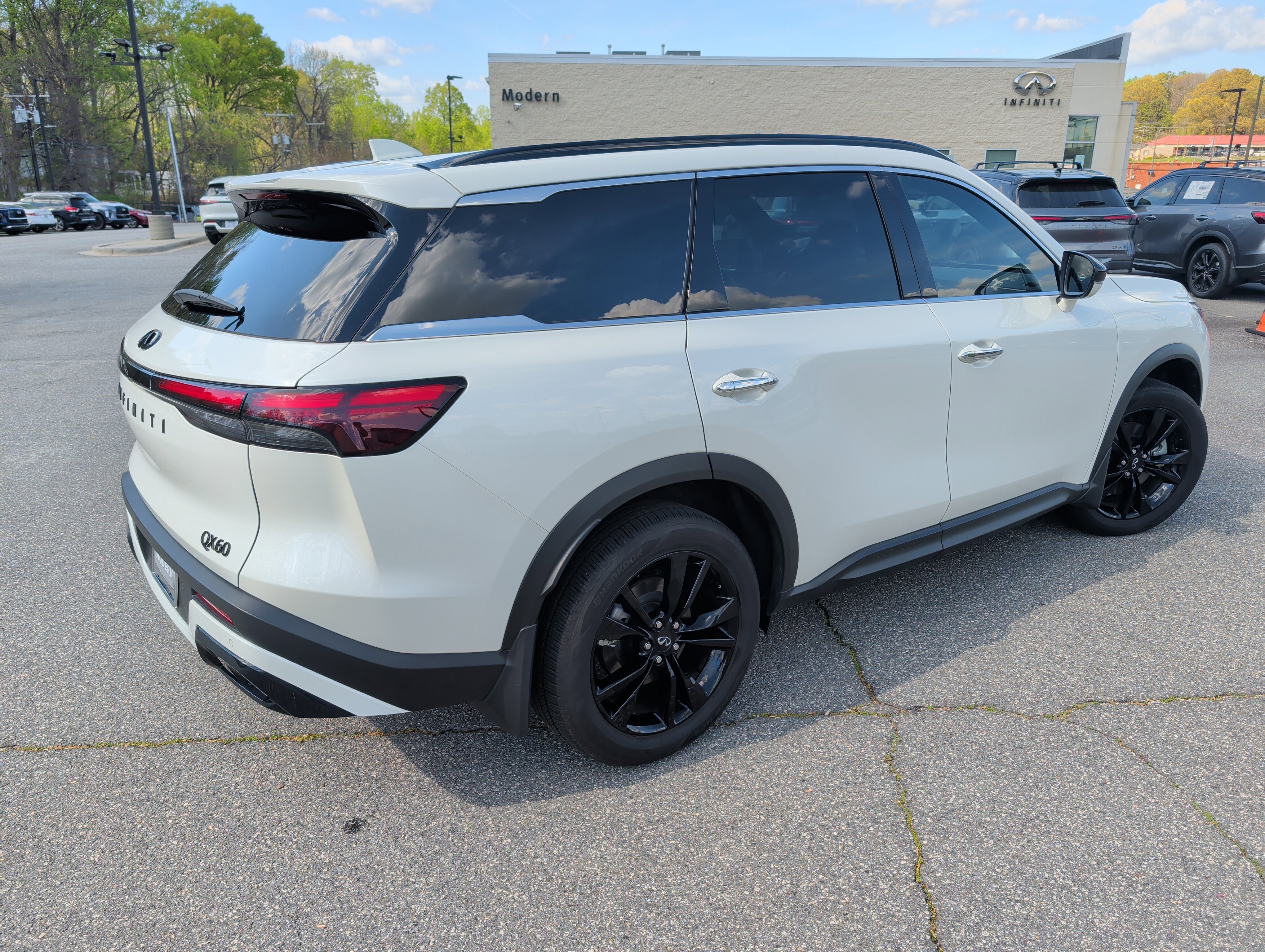 Used 2025 INFINITI QX60 Luxe w/ Black Edition image 4