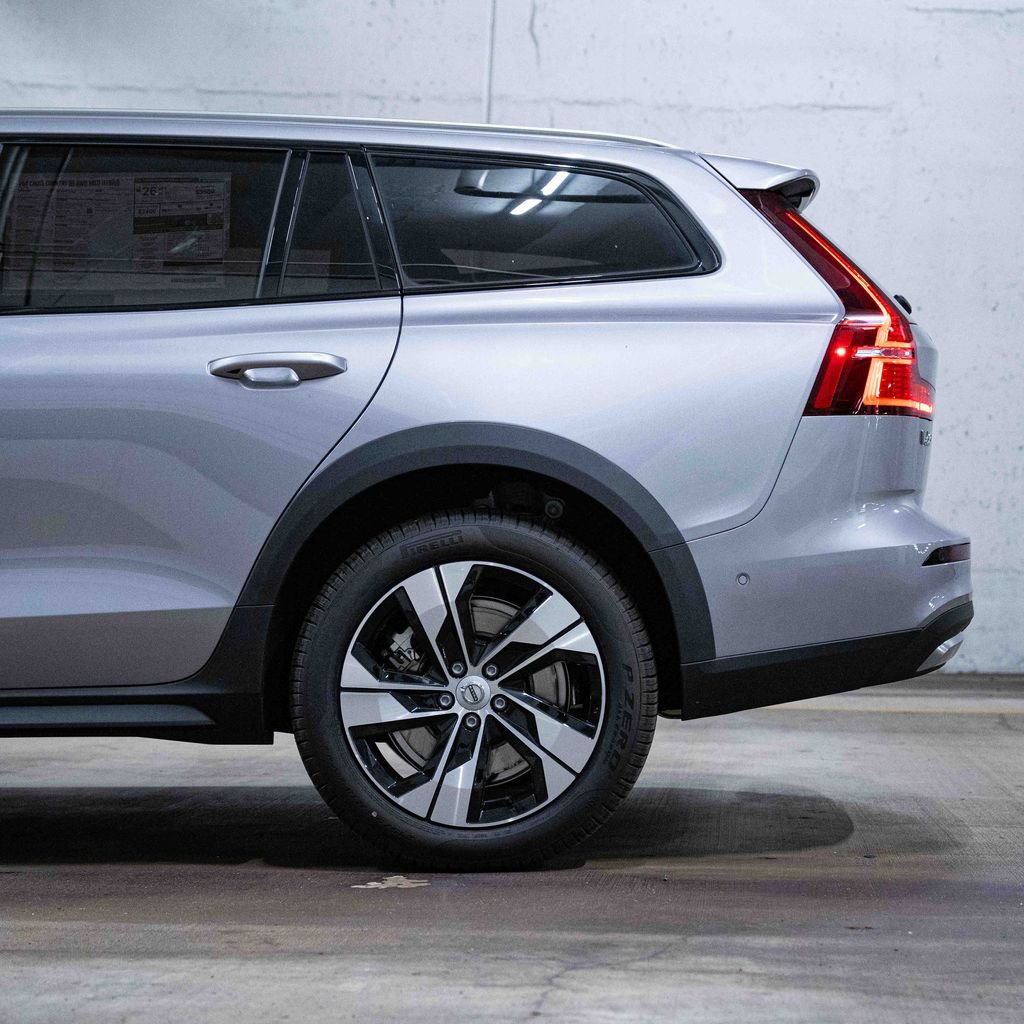 New 2026 Volvo V60 B5 Cross Country Plus w/ Climate Package AWD/4WD image 4
