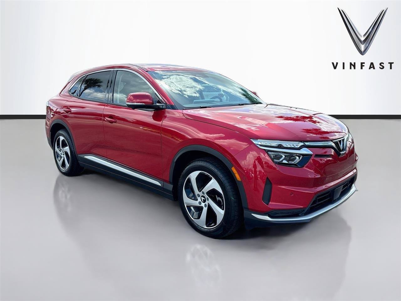 New 2027 VinFast VF 8 Eco AWD/4WD image 1