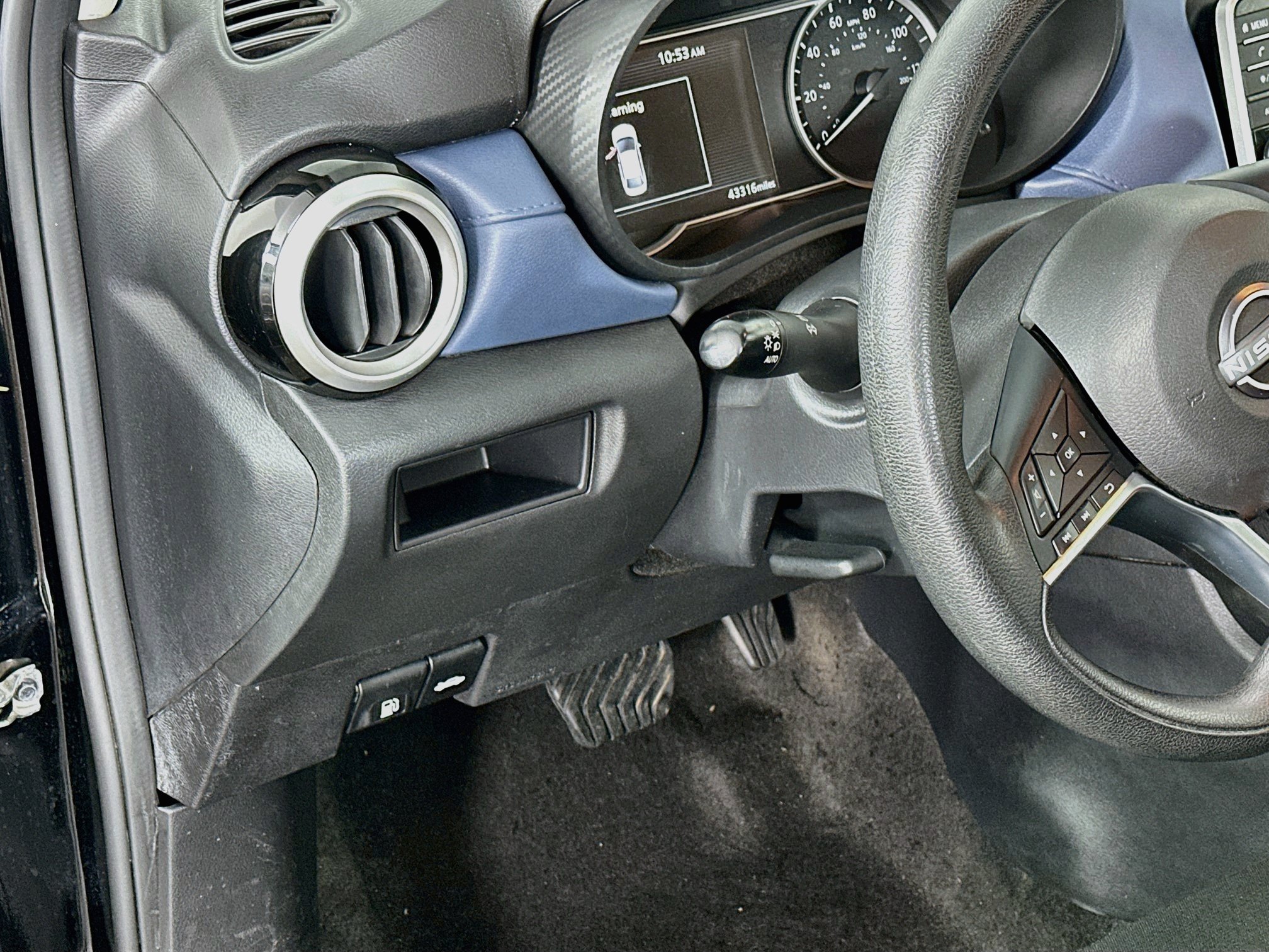 Used 2025 Nissan Versa SV FWD image 17