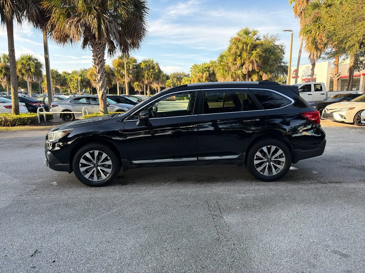 Used 2019 Subaru Outback 3.6R Touring AWD/4WD image 2