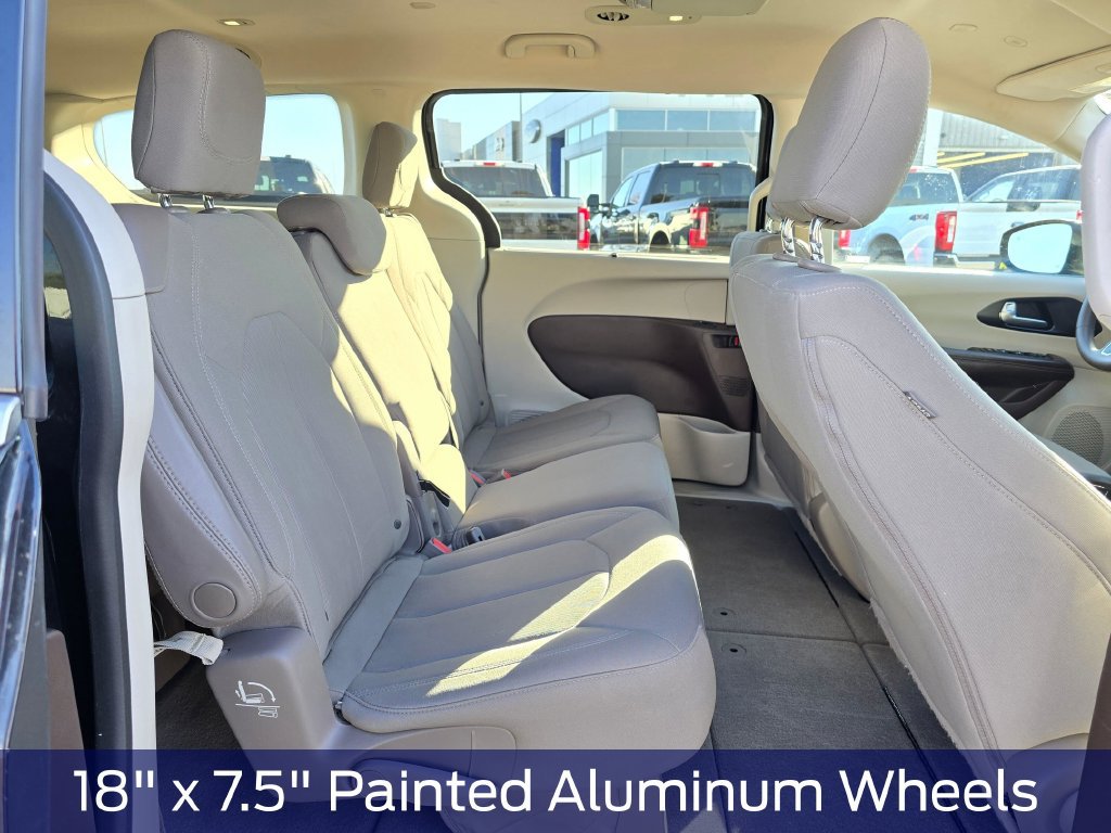 Used 2020 Chrysler Pacifica Touring w/ Tire & Wheel Group FWD image 15