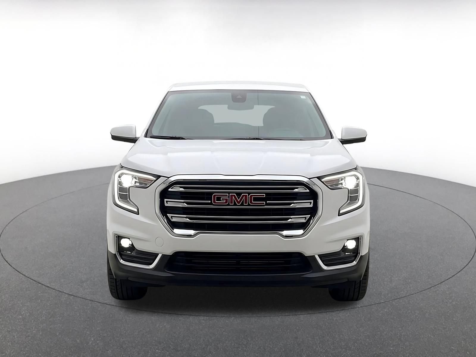 Used 2024 GMC Terrain SLT AWD/4WD image 2