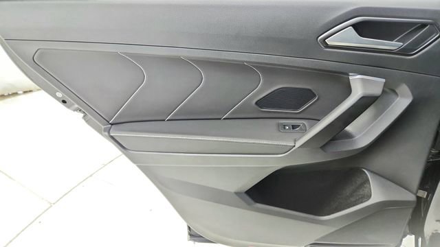 Used 2022 Volkswagen Tiguan SE R-Line image 35