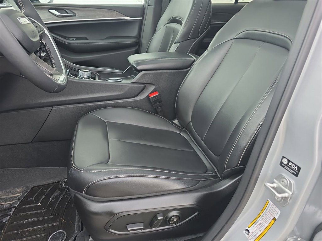 Used 2025 Jeep Grand Cherokee Limited w/ Black Appearance Package image 20