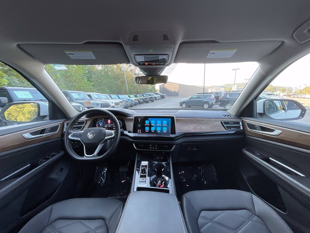 Used 2025 Volkswagen Atlas SE AWD/4WD image 15