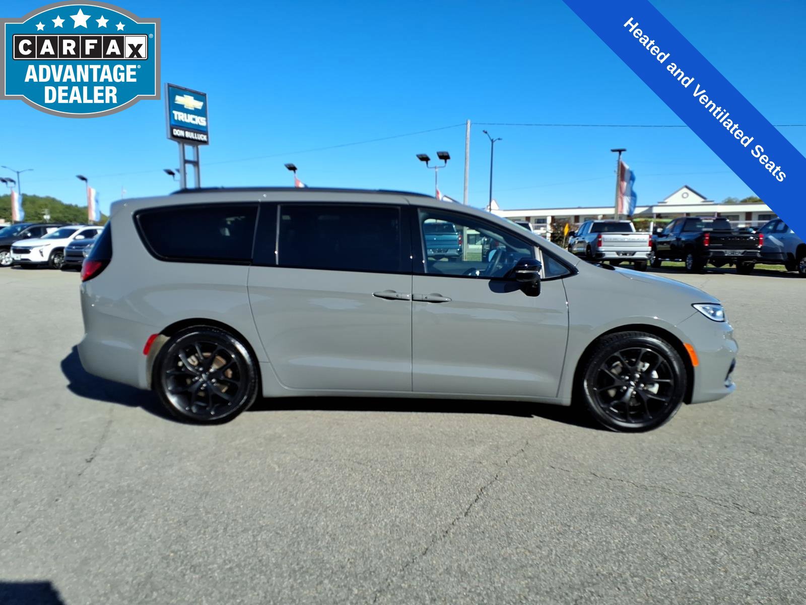 Used 2025 Chrysler Pacifica Limited FWD image 6