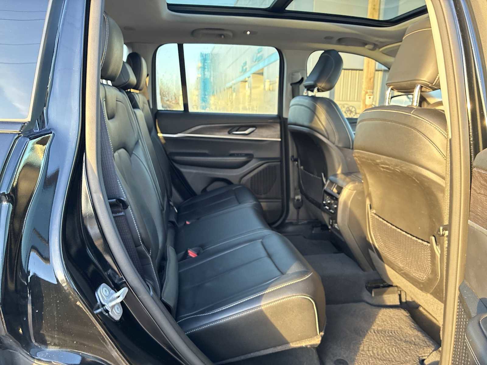 Used 2023 Jeep Grand Cherokee Limited image 28