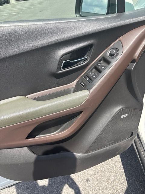 Used 2015 Chevrolet Trax LTZ w/ LPO, Cargo Package FWD image 17