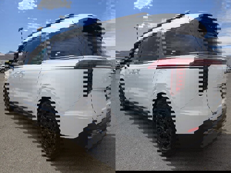 New 2025 Kia Carnival SX Prestige image 4