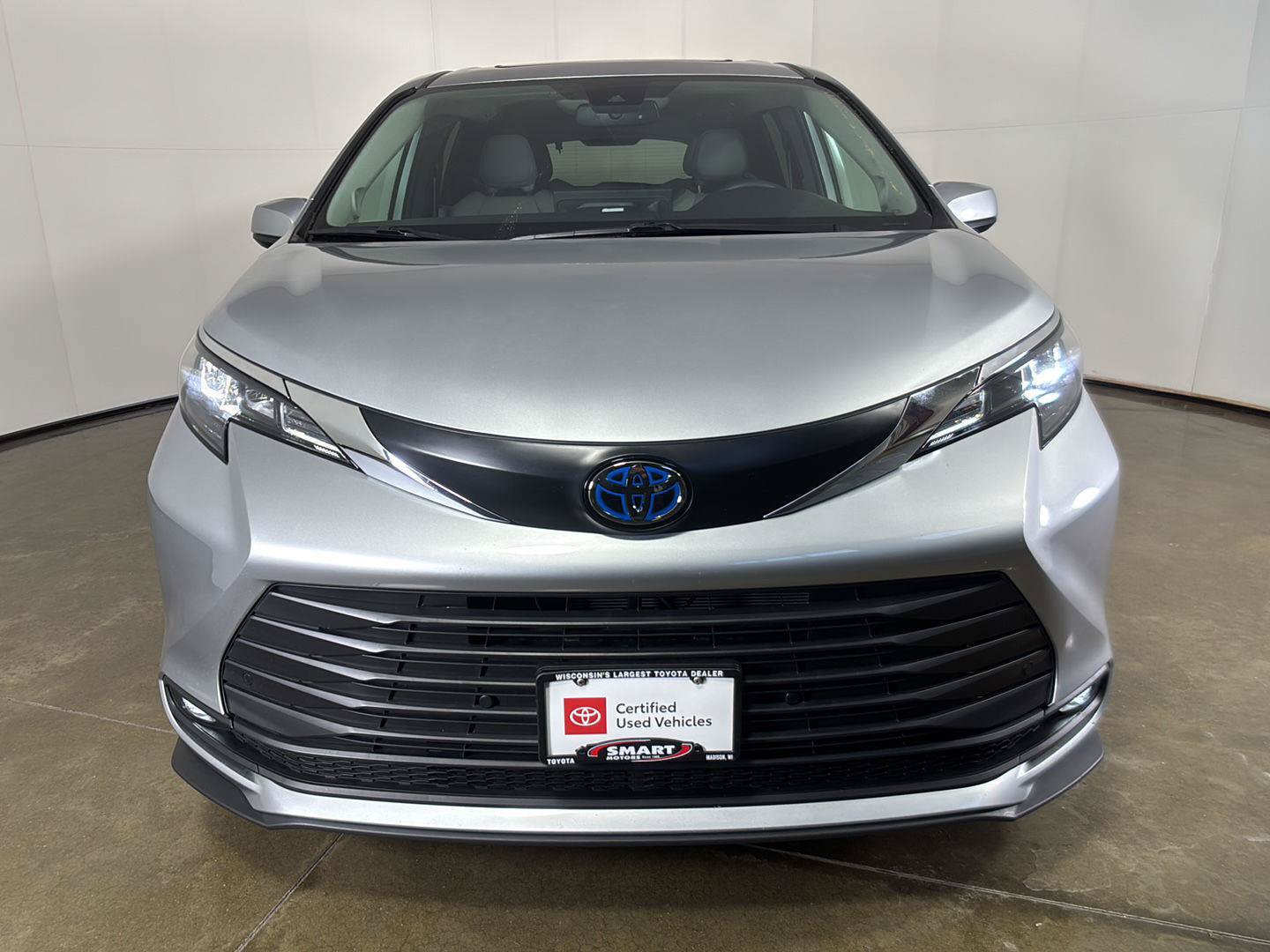 Used 2025 Toyota Sienna XLE w/ XLE Plus Package FWD image 6