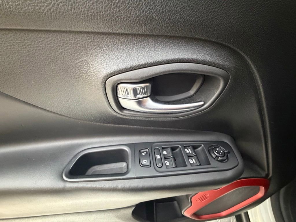 Used 2016 Jeep Renegade Trailhawk AWD/4WD image 24