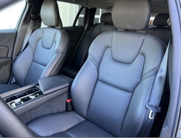 Certified 2025 Volvo V60 B5 Cross Country Plus image 4