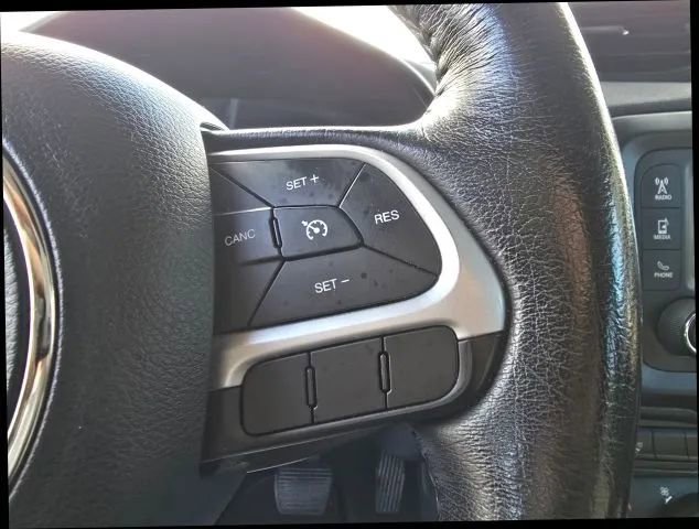 Used 2015 Jeep Renegade Latitude w/ Popular Equipment Group image 22