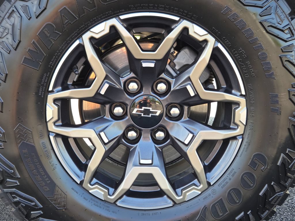Used 2025 Chevrolet Colorado ZR2 w/ Technology Package AWD/4WD image 22
