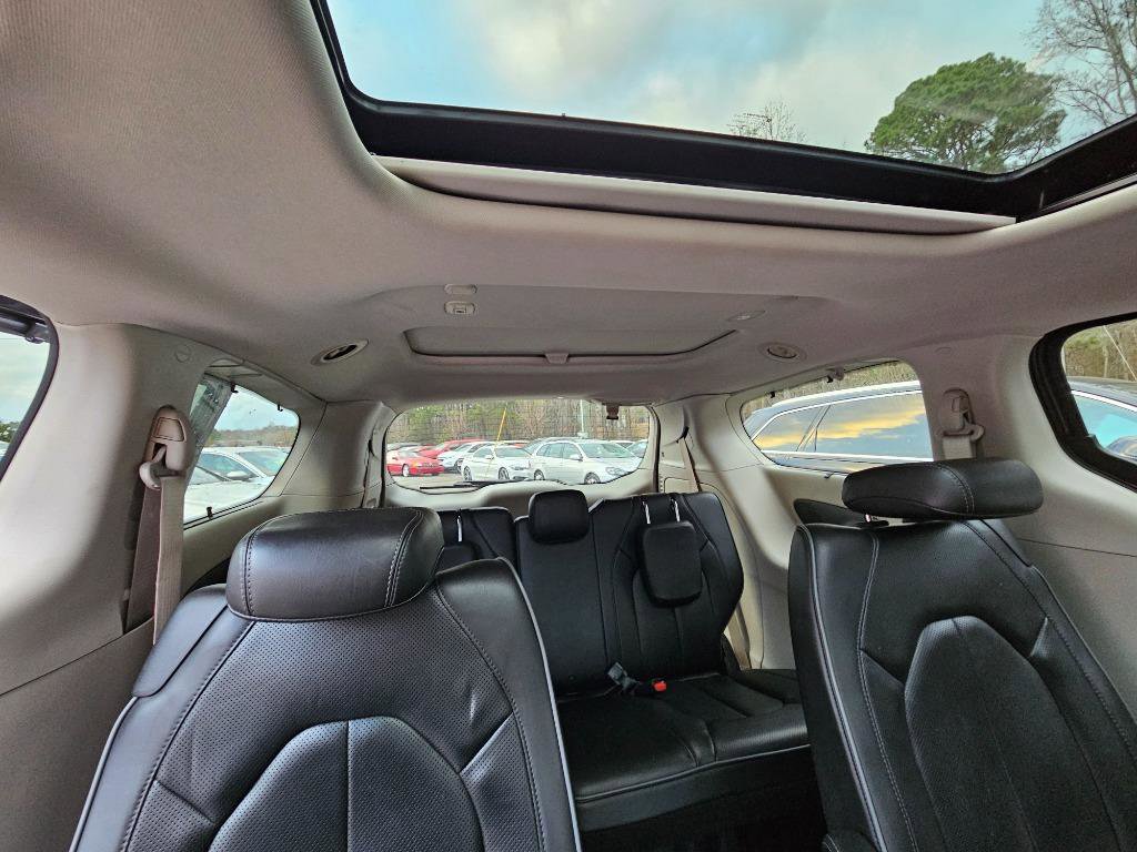Used 2020 Chrysler Pacifica Limited image 35