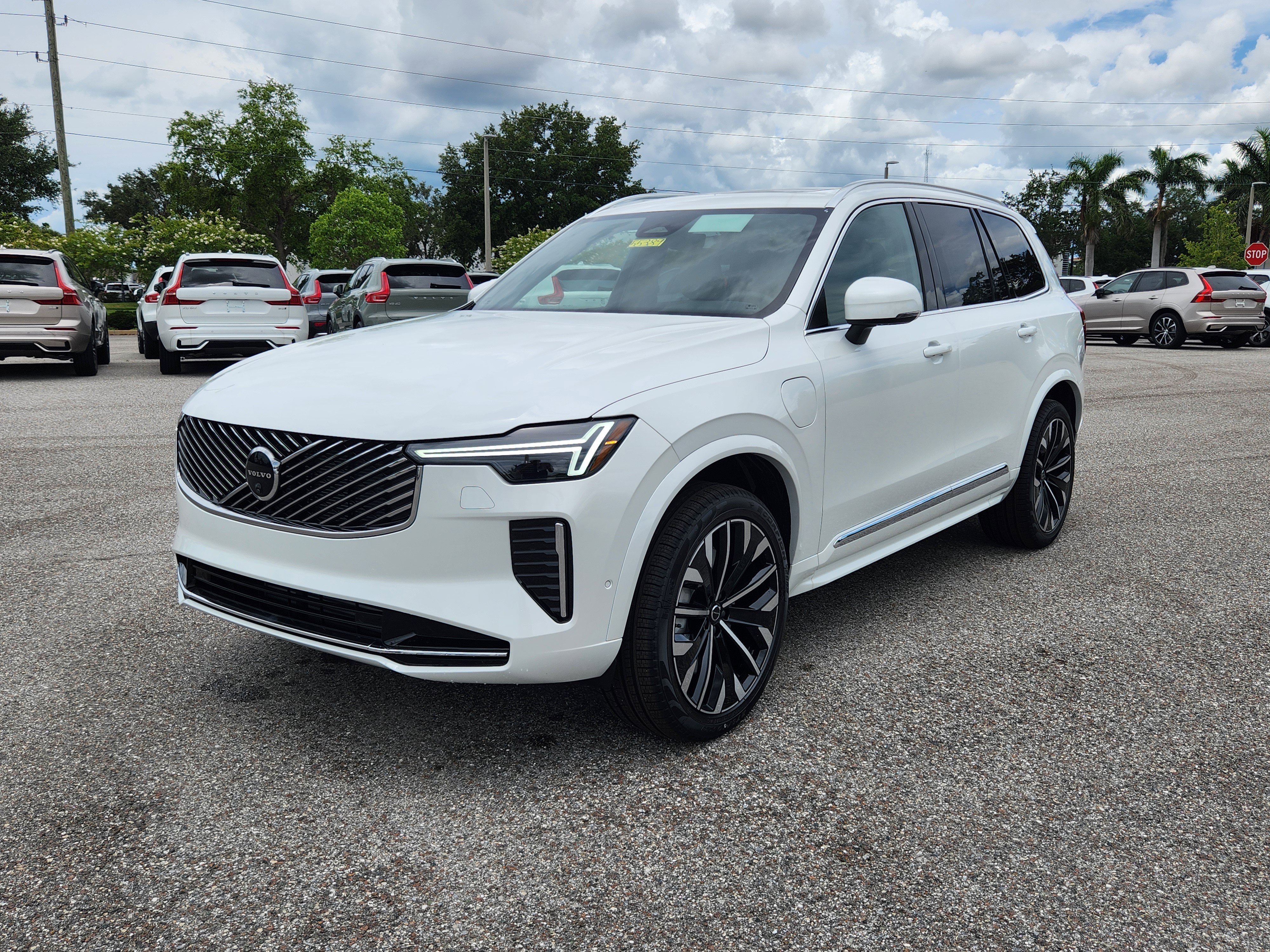 New 2025 Volvo XC90 T8 Plus w/ Protection Package image 3