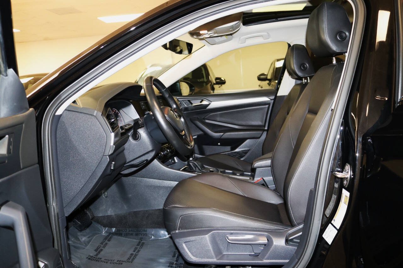 Used 2019 Volkswagen Jetta SE w/ Cold Weather Package FWD image 17
