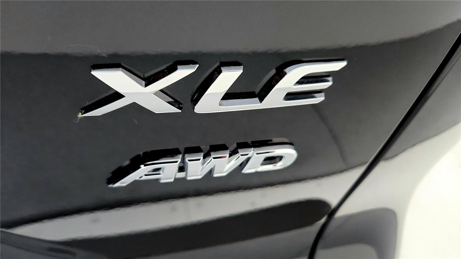 Used 2022 Toyota Corolla Cross XLE image 14