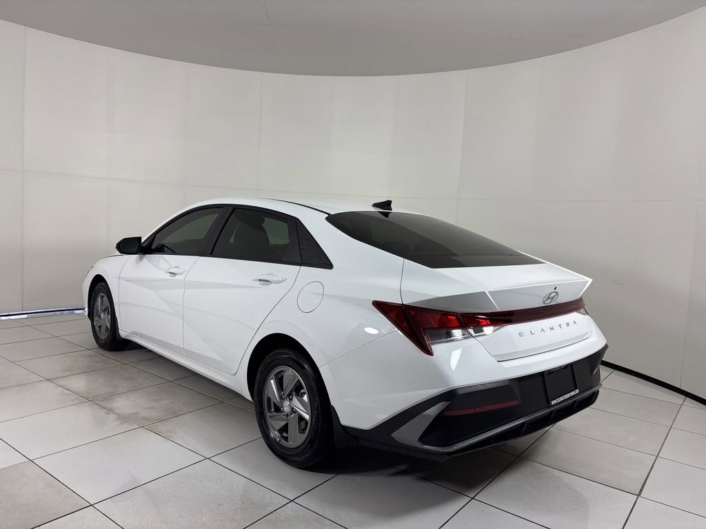 New 2026 Hyundai Elantra SE FWD image 3
