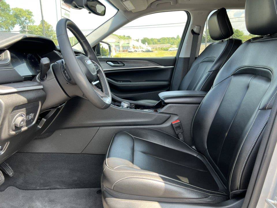 Used 2023 Jeep Grand Cherokee Limited AWD/4WD image 3
