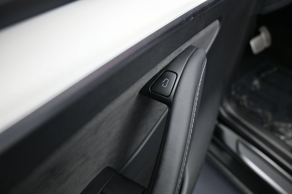 Used 2024 Tesla Model Y Performance AWD/4WD image 15