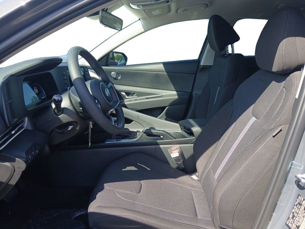 Used 2025 Hyundai Elantra SE FWD image 9